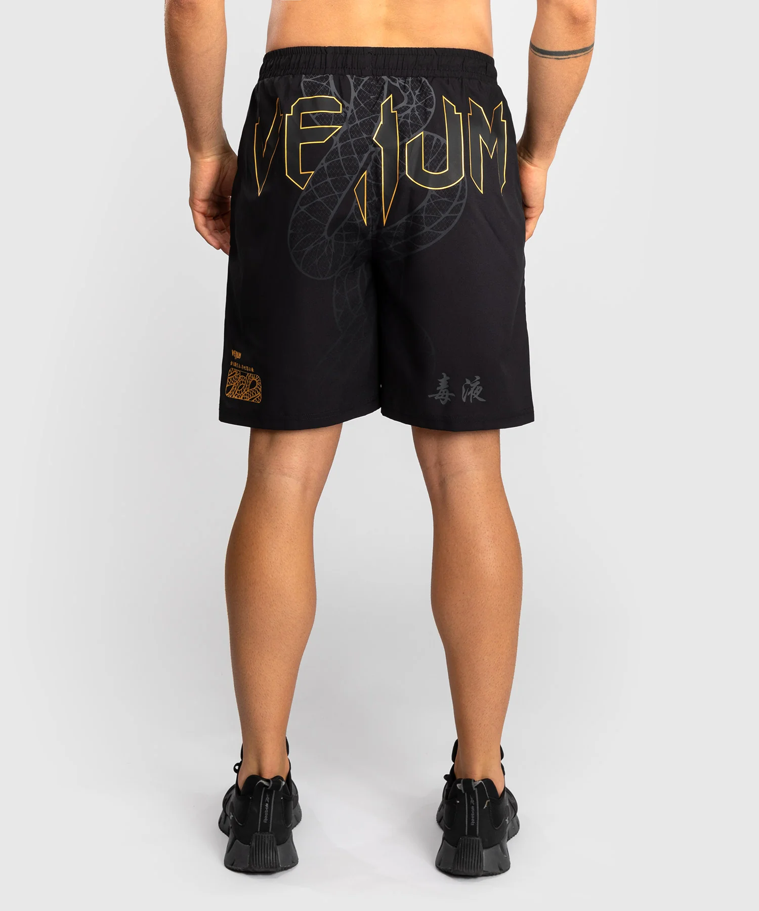 Short de Training Venum Serpenti – Noir/Argent/Or - Image 4