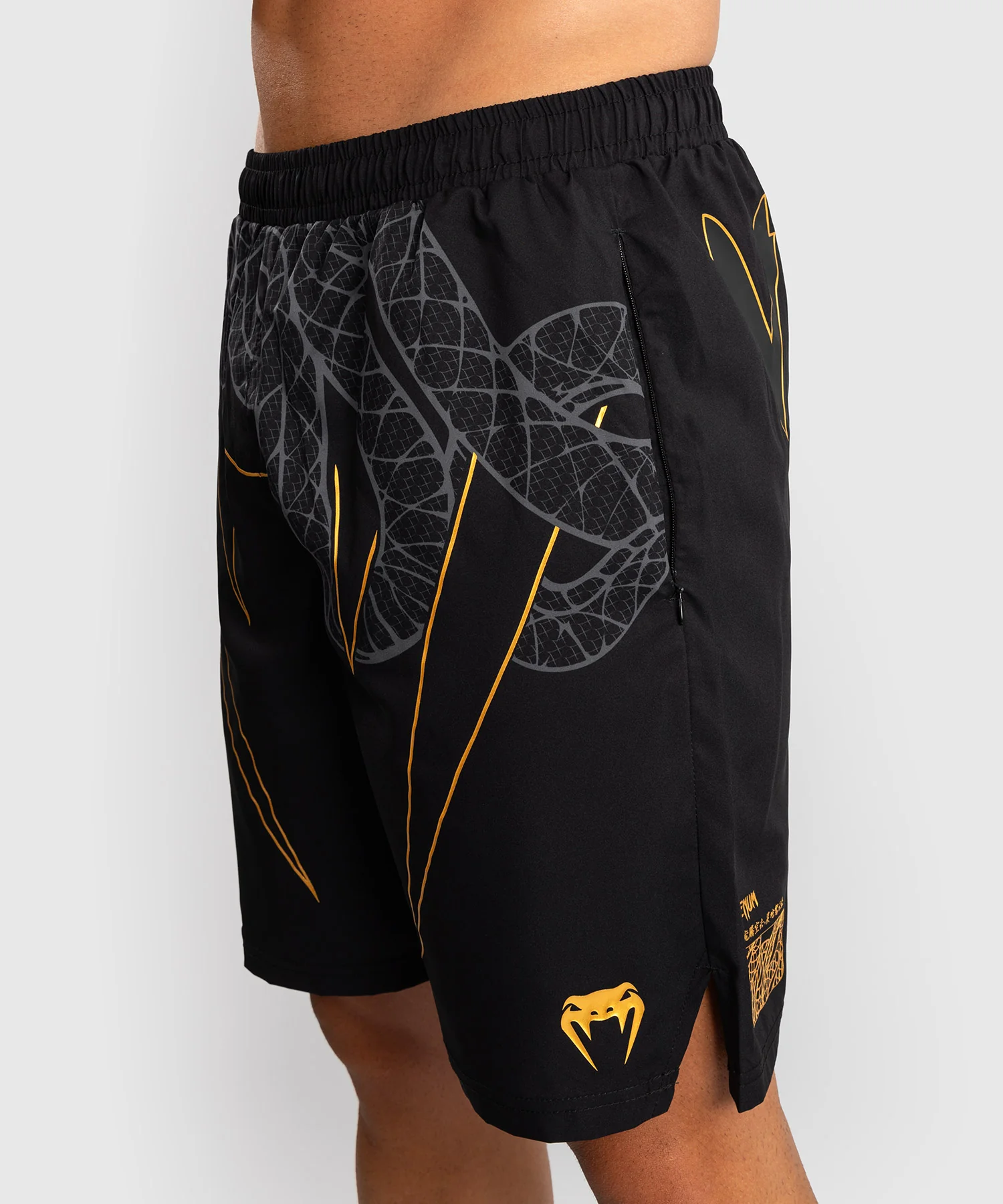 Short de Training Venum Serpenti – Noir/Argent/Or - Image 5