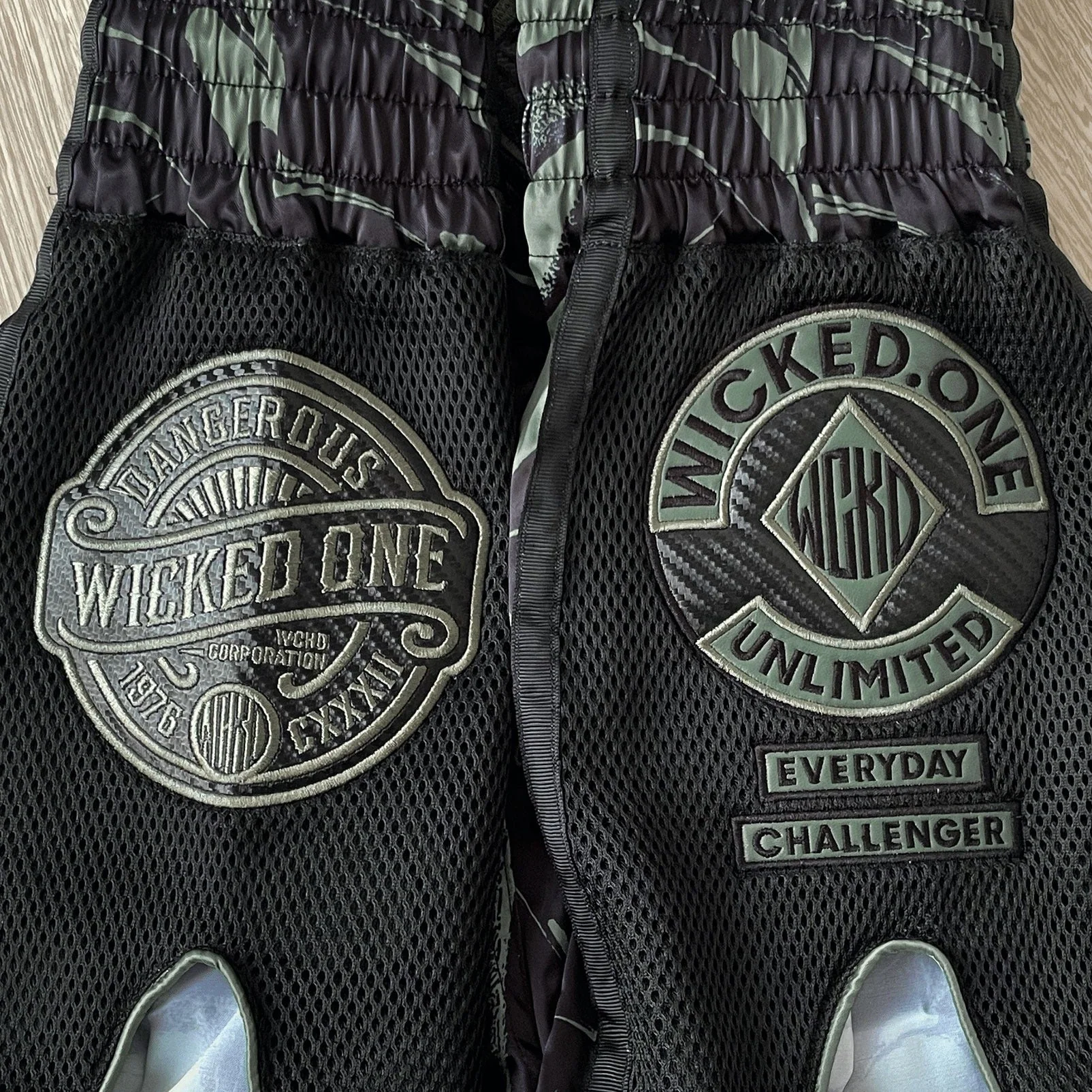 Short de Muay Thai Wicked One Dangerous - Noir/Kaki - Image 2