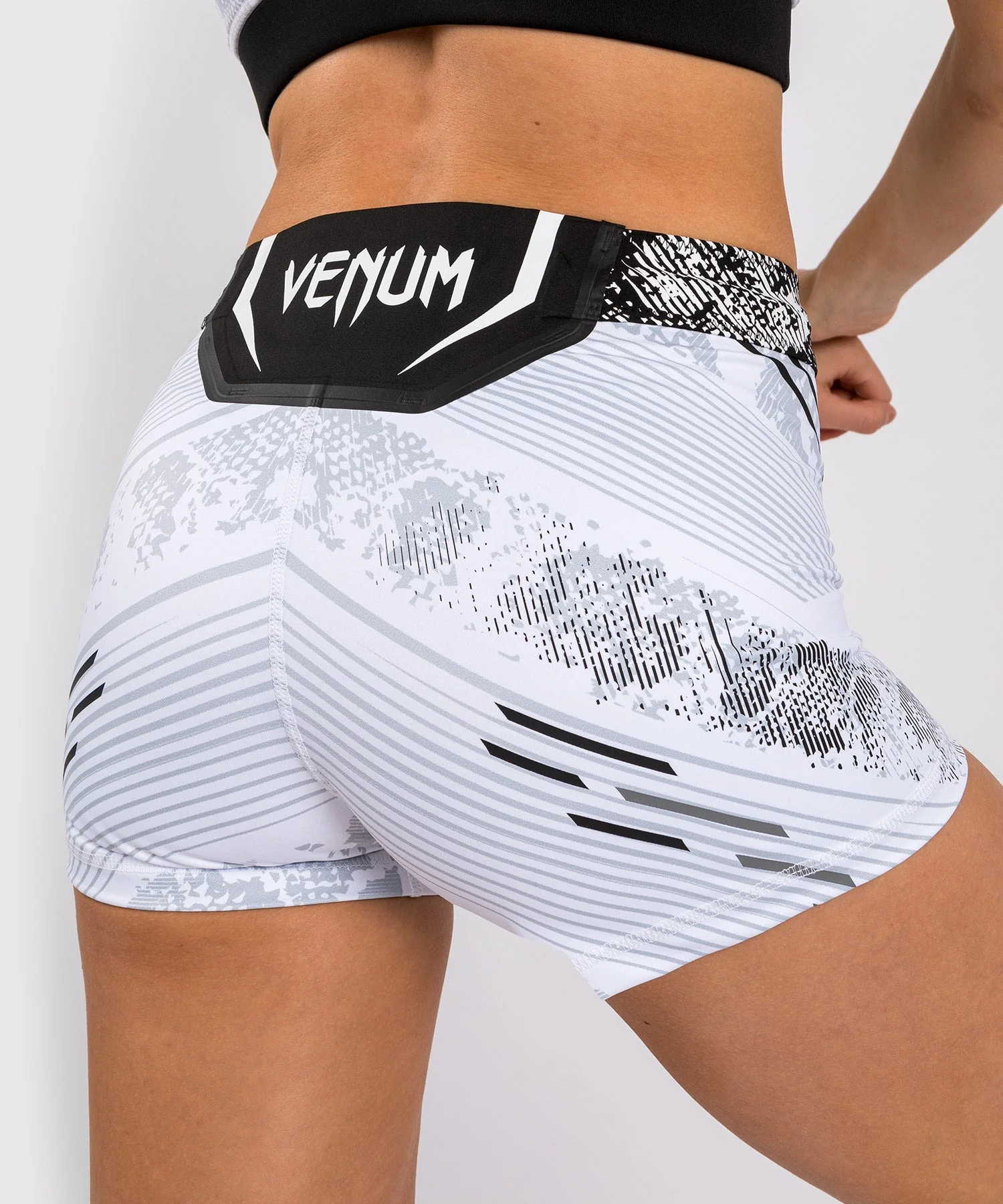 Short de Short de compression Fit pour Femmes UFC Adrenaline by Venum Authentic Fight Night - Blanc - Image 7