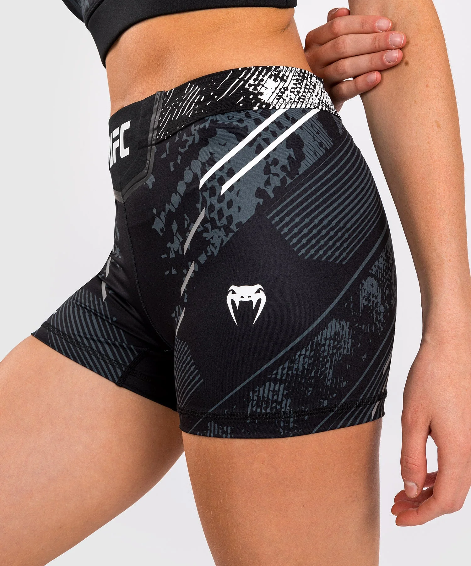 Short de Short de compression Fit pour Femmes UFC Adrenaline by Venum Authentic Fight Night - Noir - Image 5