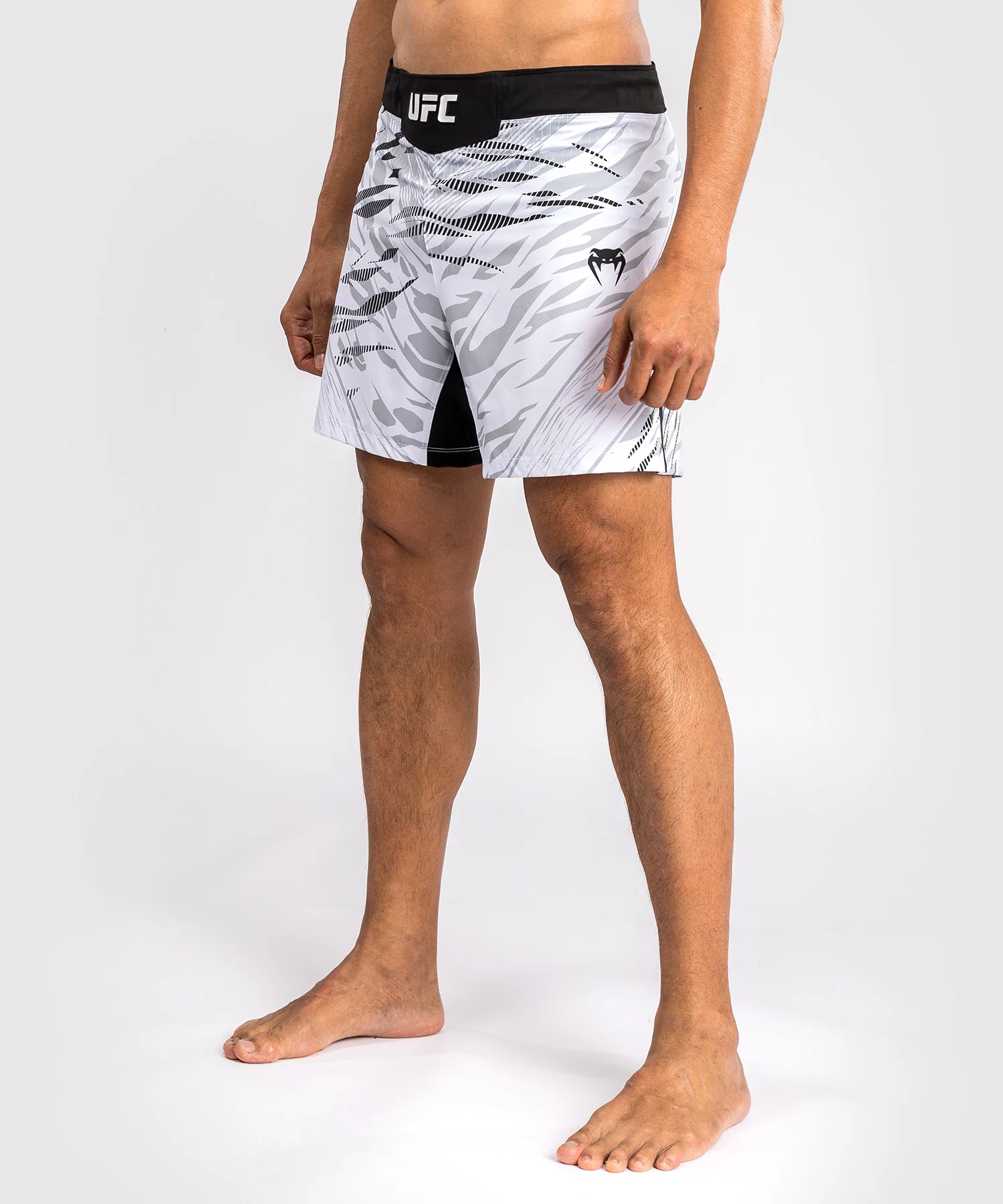 Shorts de Combat pour Hommes UFC Fusion by Venum Authentic Fight Night - Coupe Courte - Blanc - Image 2