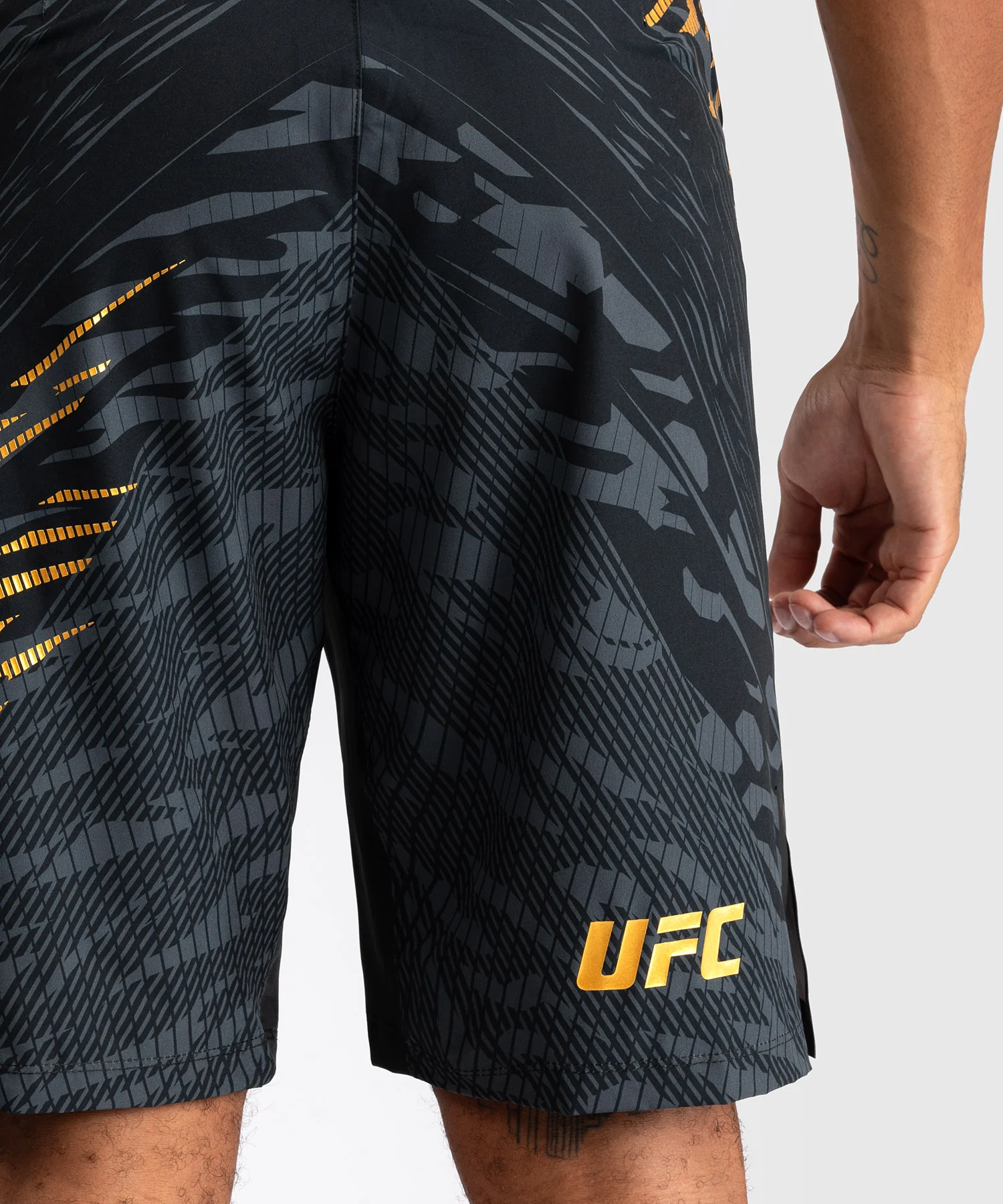 Shorts de Combat pour Hommes UFC Fusion by Venum Authentic Fight Night - Coupe Longue - Champion - Image 5