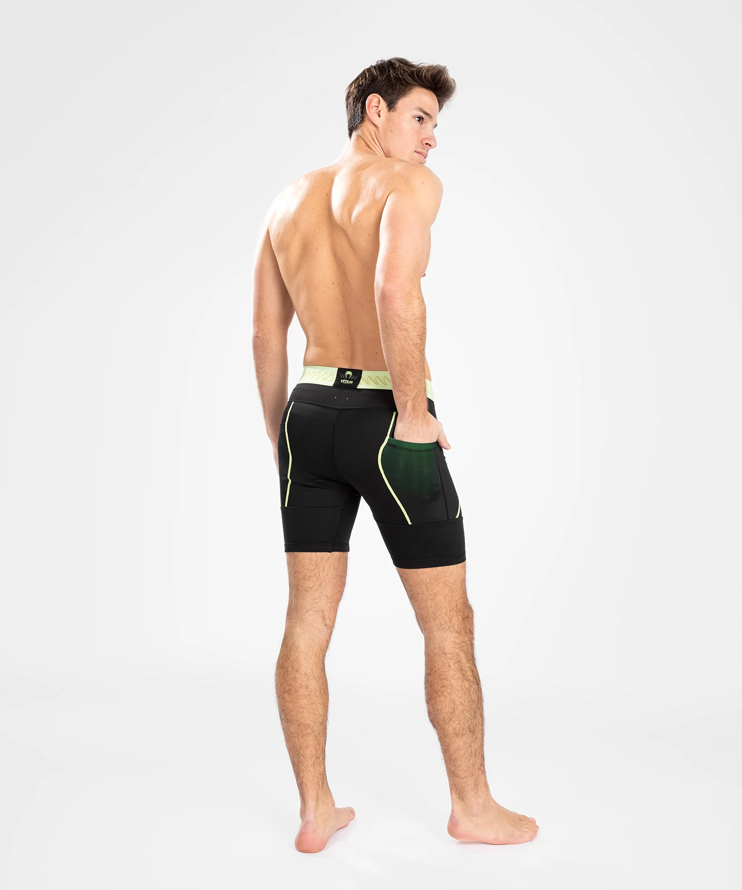 Short de compression pour Hommes Venum Fusion 2.0 - Noir/Jaune - Image 2