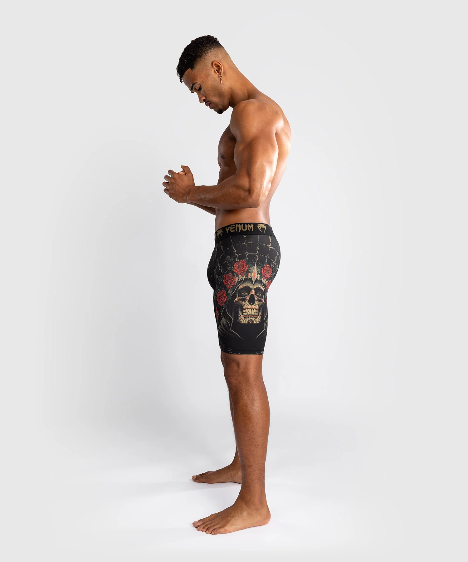 Short de compression pour Hommes Venum Santa Muerte 5.0 - Noir Profond/Or - Image 3