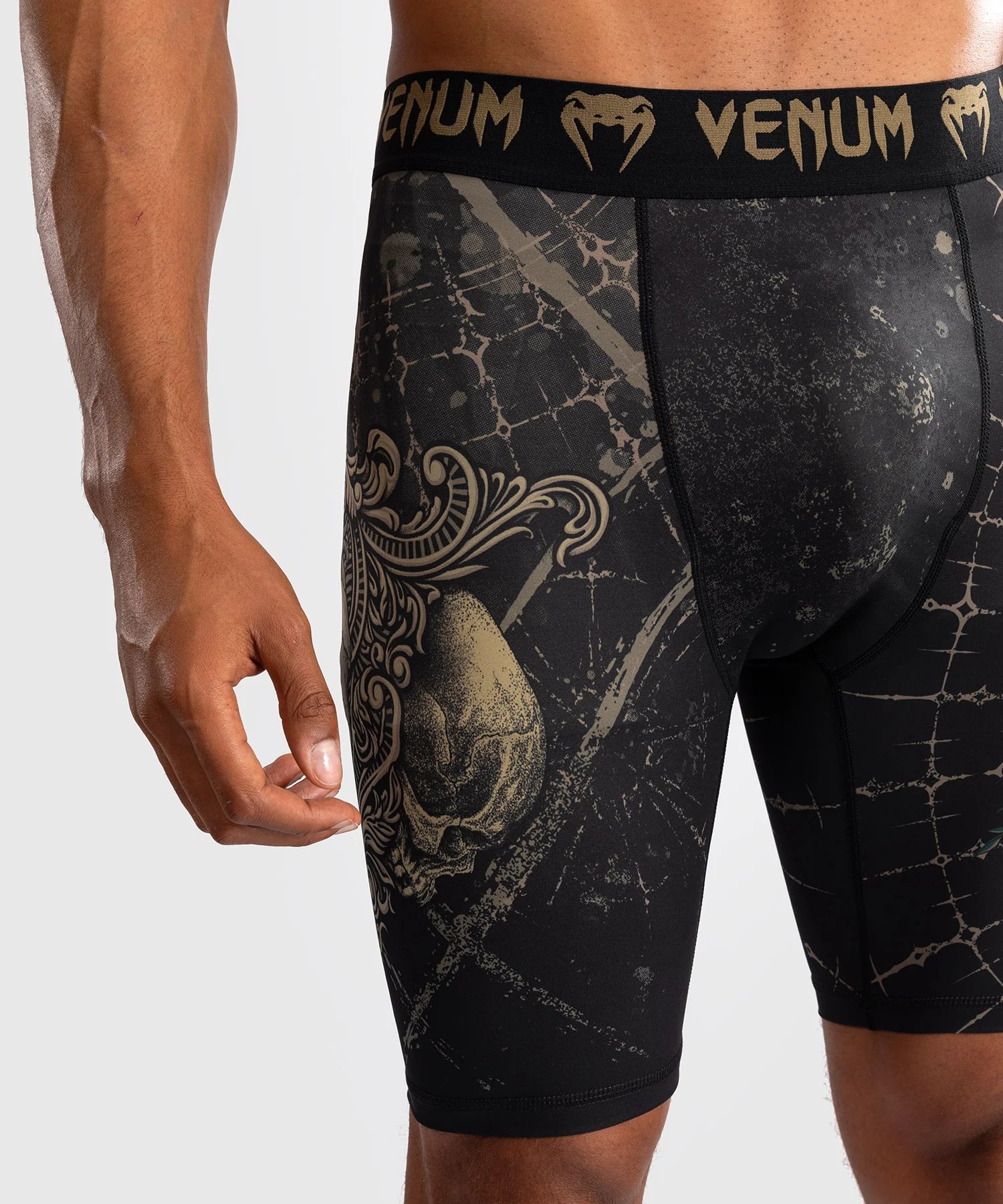 Short de compression pour Hommes Venum Santa Muerte 5.0 - Noir Profond/Or - Image 6