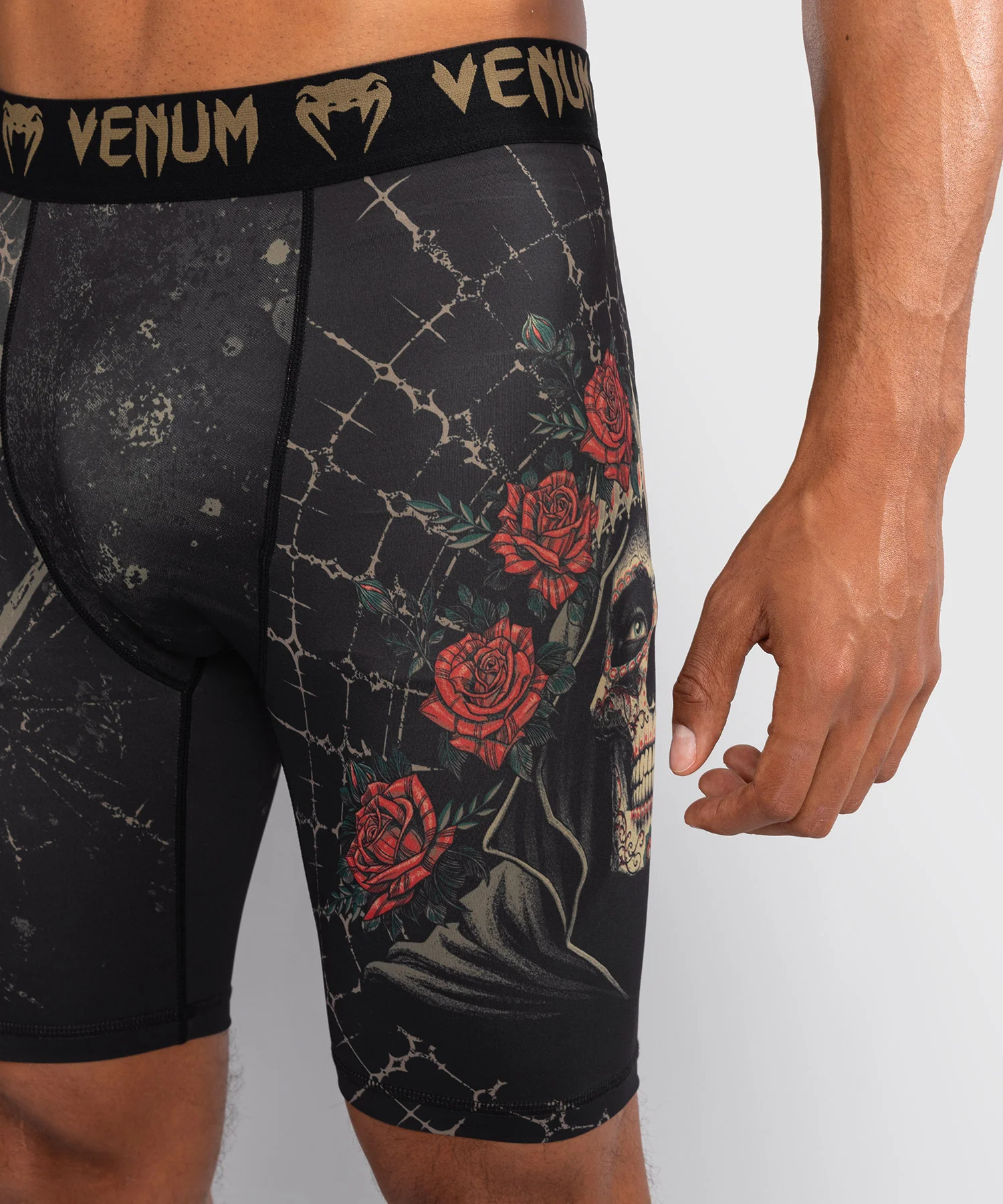 Short de compression pour Hommes Venum Santa Muerte 5.0 - Noir Profond/Or - Image 7