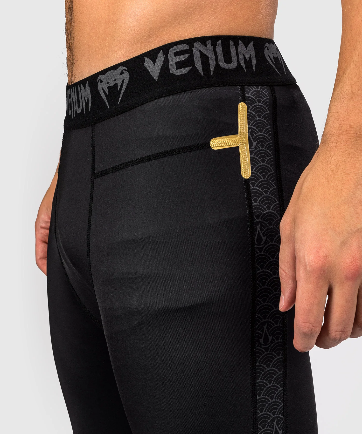 Spats Venum x Assassin's Creed Shadows - Noir/Or - Image 6