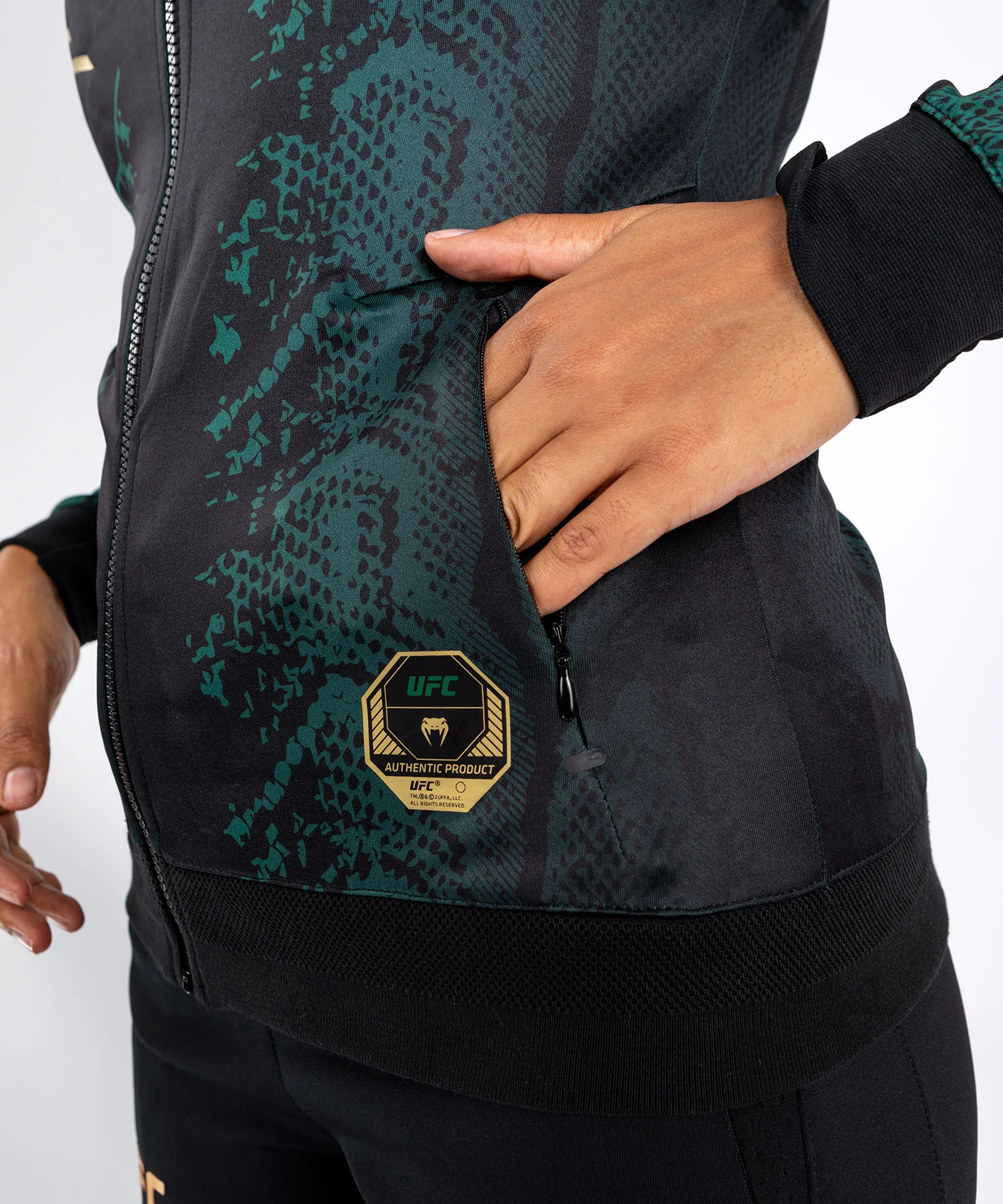 Sweat à capuche pour Femmes UFC Adrenaline by Venum Authentic Fight Night - Emerald Edition - Vert/Noir/Or - Image 7