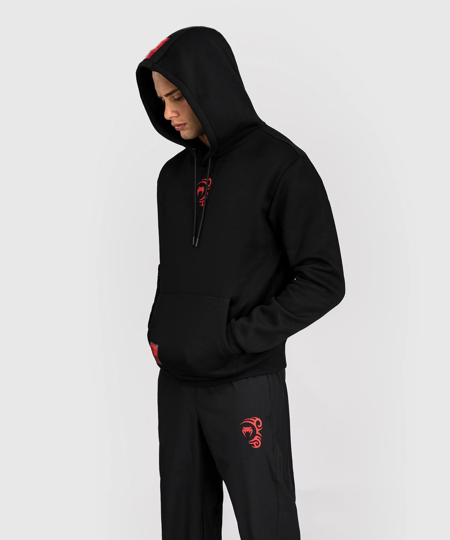 Sweat à capuche Venum x Mike Tyson Tiger - Noir Profond/Rouge Intense - Image 2