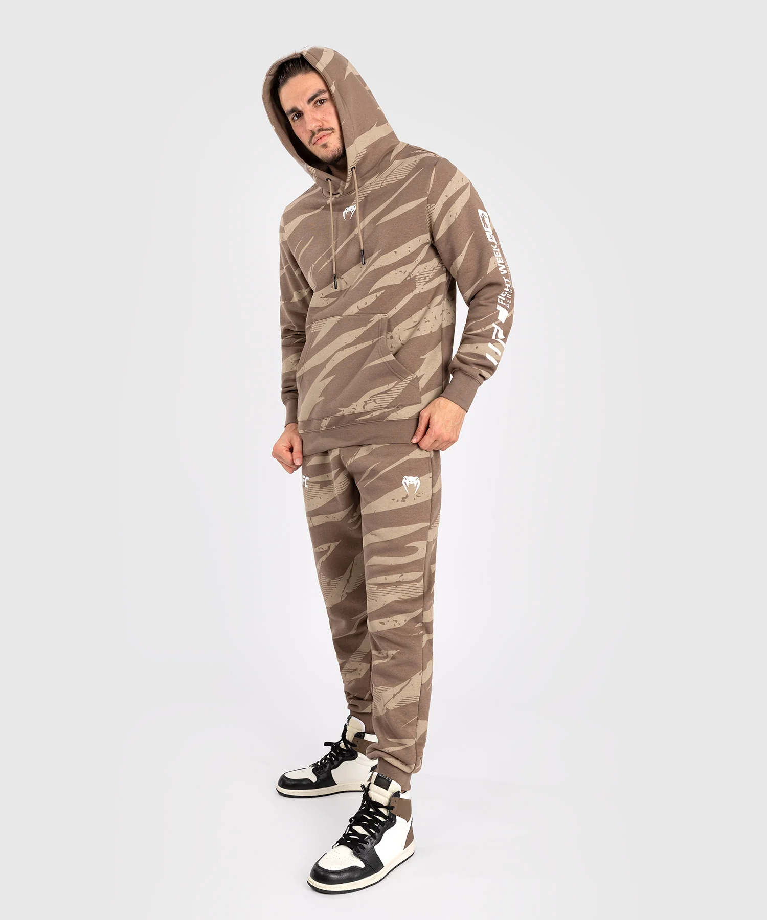 Sweatshirt À Capuche pour Hommes UFC Adrenaline by Venum Fight Week - Desert Camo - Image 2
