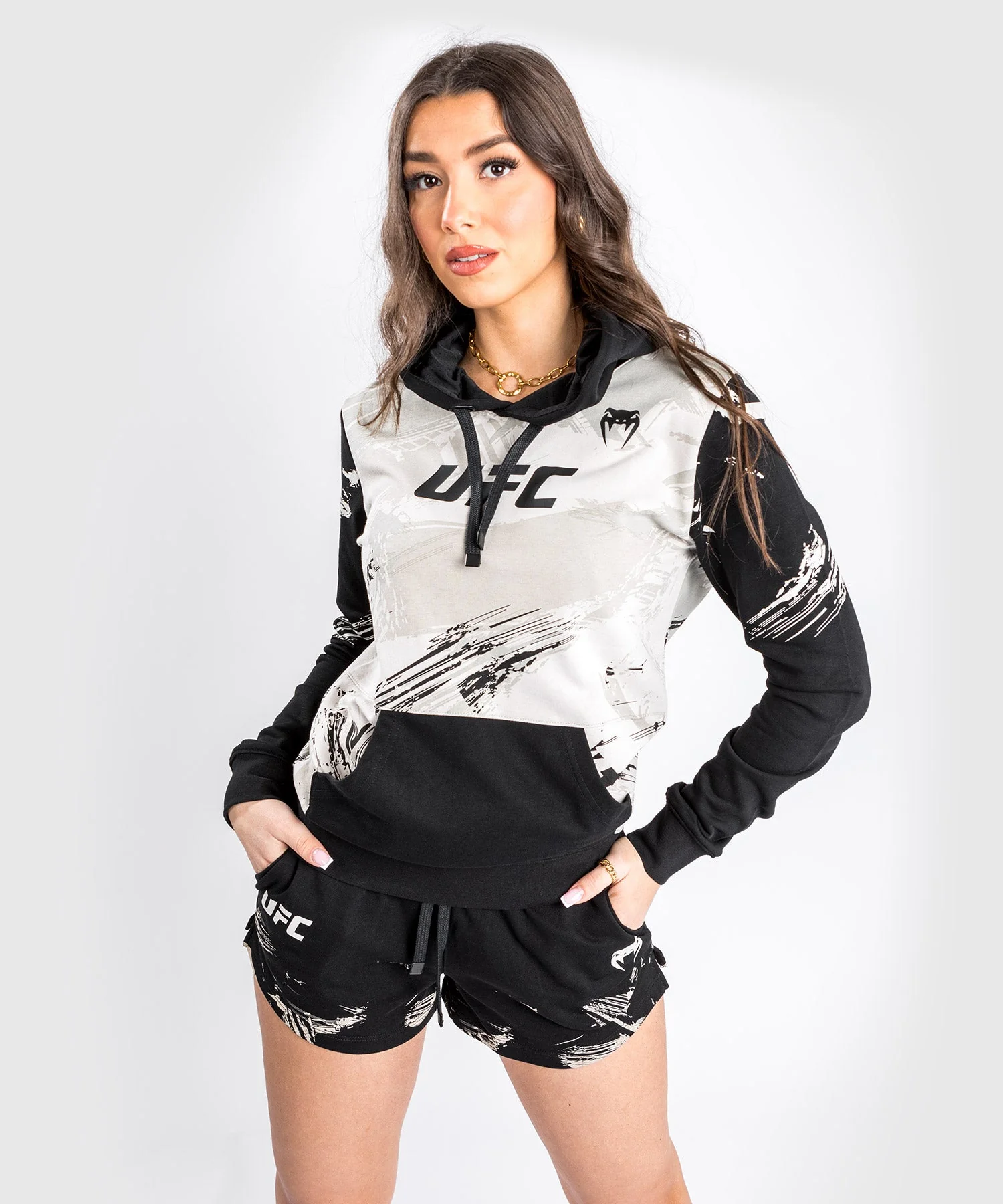 Sweatshirt à capuche pour Femmes UFC Venum Authentic Fight Week 2.0 - Sable/Noir - Image 2