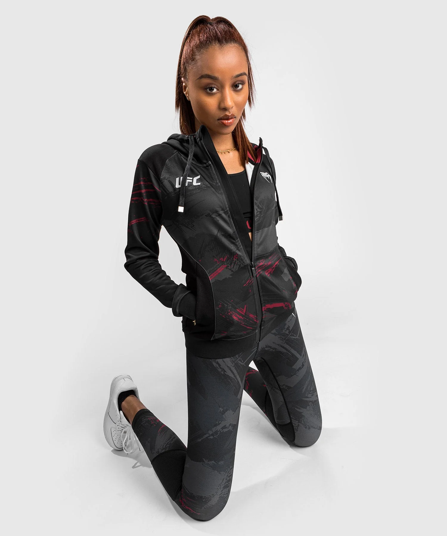 Sweatshirt Zippé UFC Venum Authentic Fight Week 2.0 - Pour Femmes - Noir/Rouge - Image 6