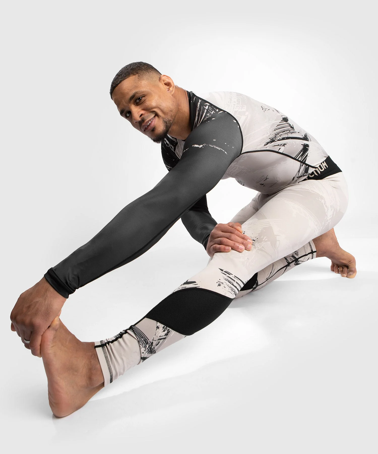 T-Shirt de Compression UFC Venum Authentic Fight Week 2.0 - Sable/Noir - Image 5