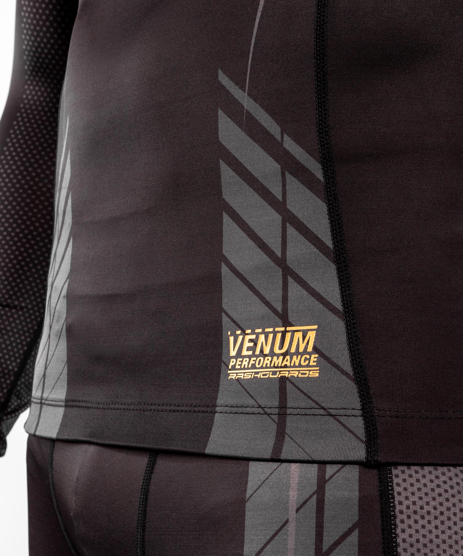 T-Shirt de Compression Venum Athletics - Manches Longues – Noir/Or - Image 6