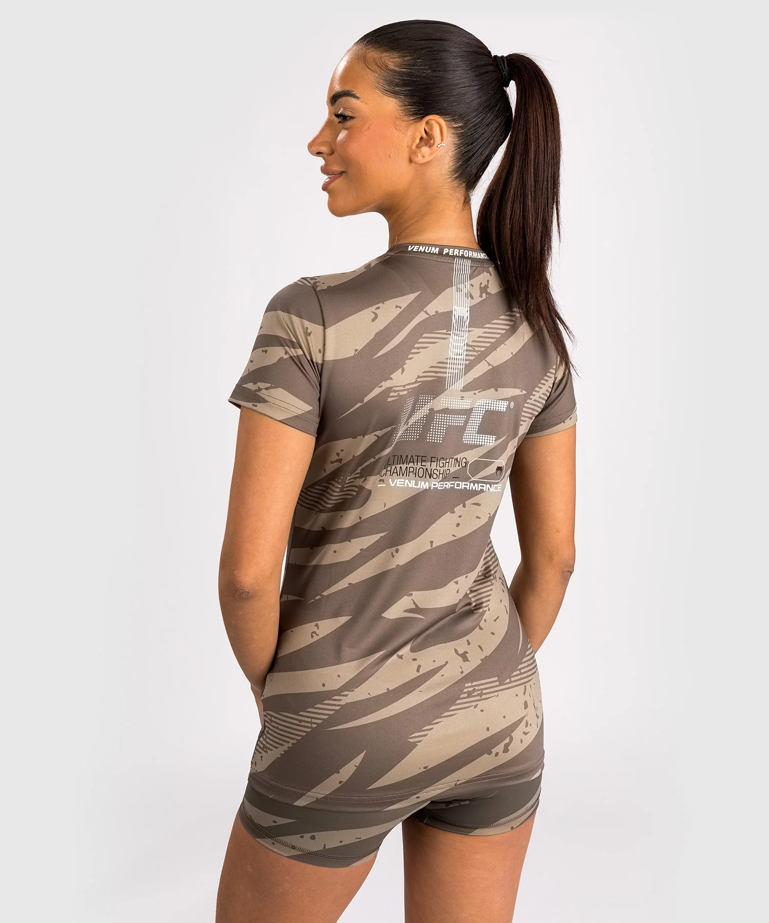T-Shirt Dry-Tech pour Femmes UFC Adrenaline by Venum Fight Week - Desert Camo - Image 3