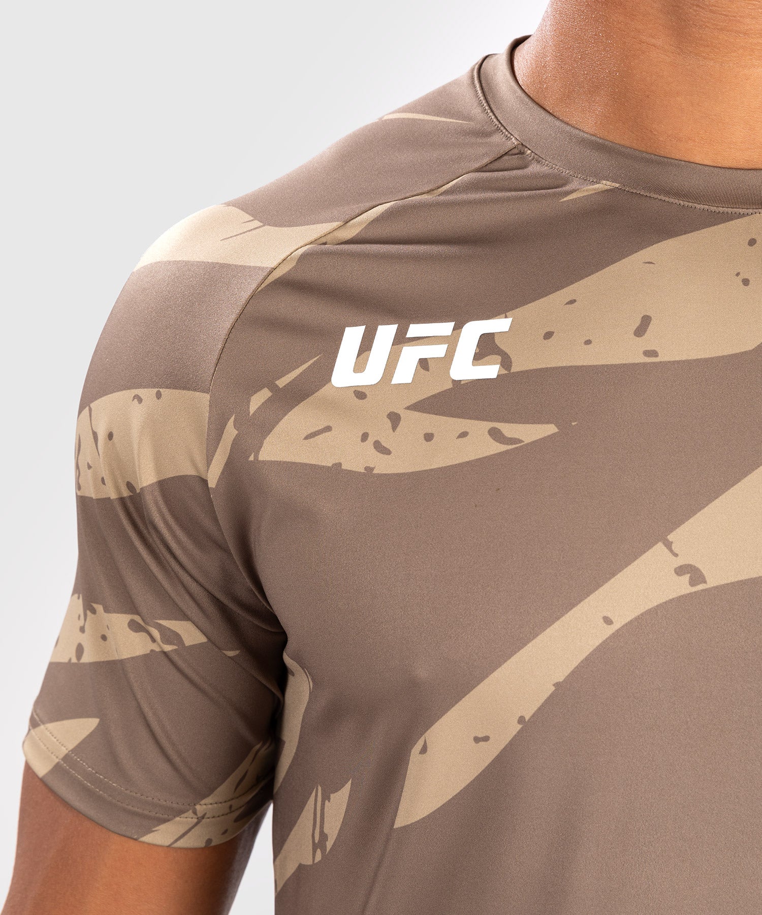 T-Shirt Dry-Tech pour Hommes UFC Adrenaline by Venum Fight Week - Desert Camo - Image 3