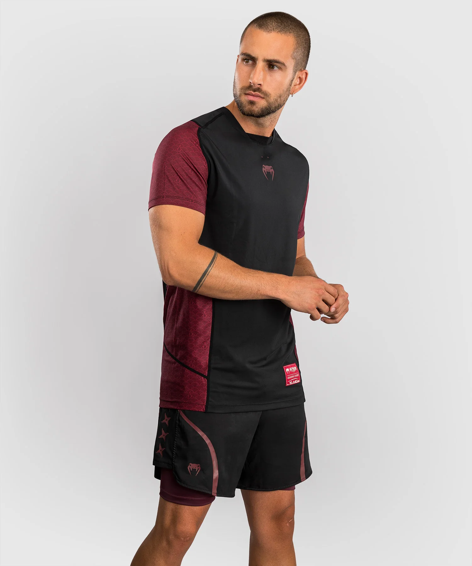 T-shirt Dry-Tech pour Hommes Venum x Assassin’s Creed Shadows - Bordeaux/Noir - Image 2