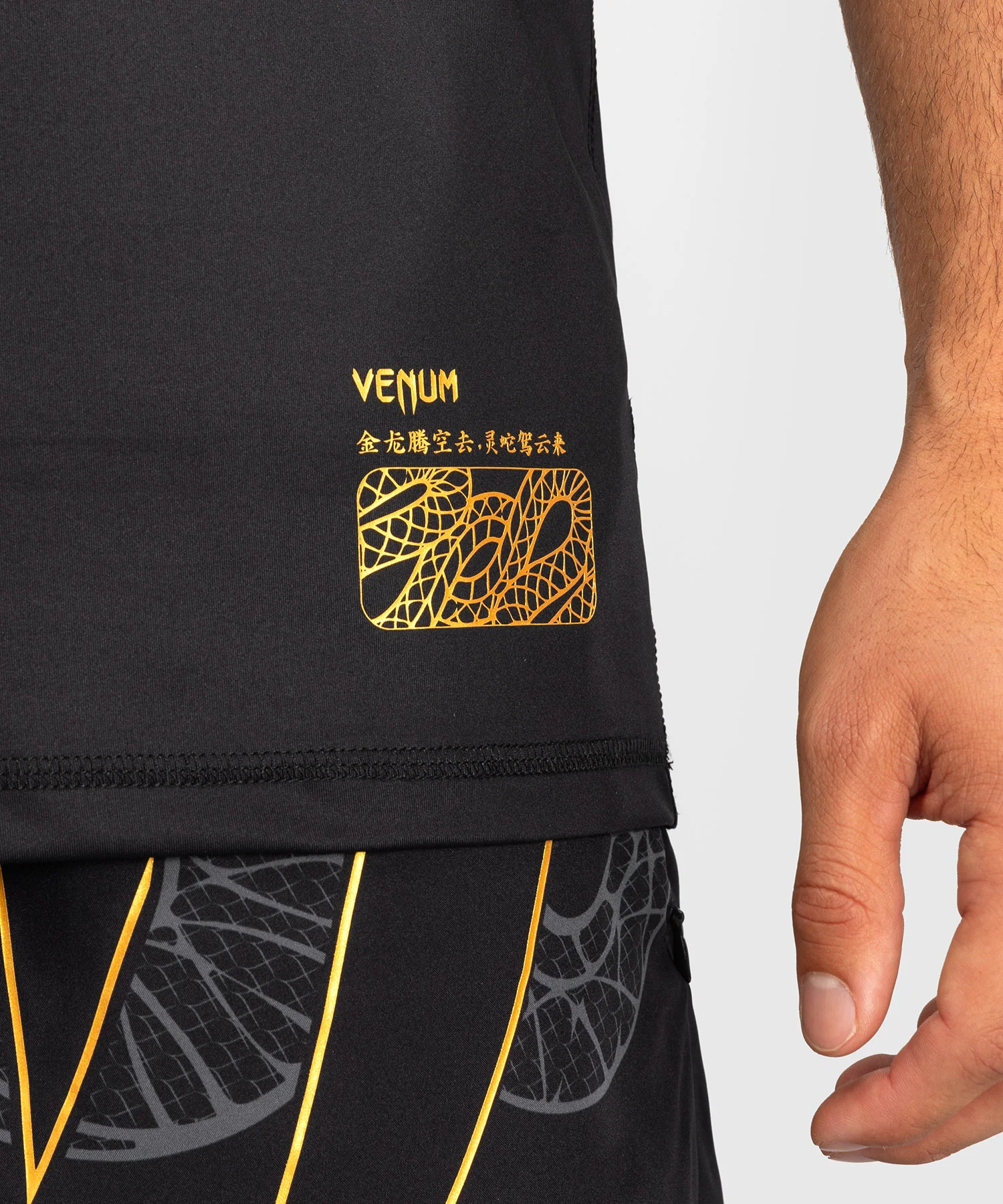 T-shirt Venum Serpenti Dry-Tech – Noir/Argent/Or - Image 5