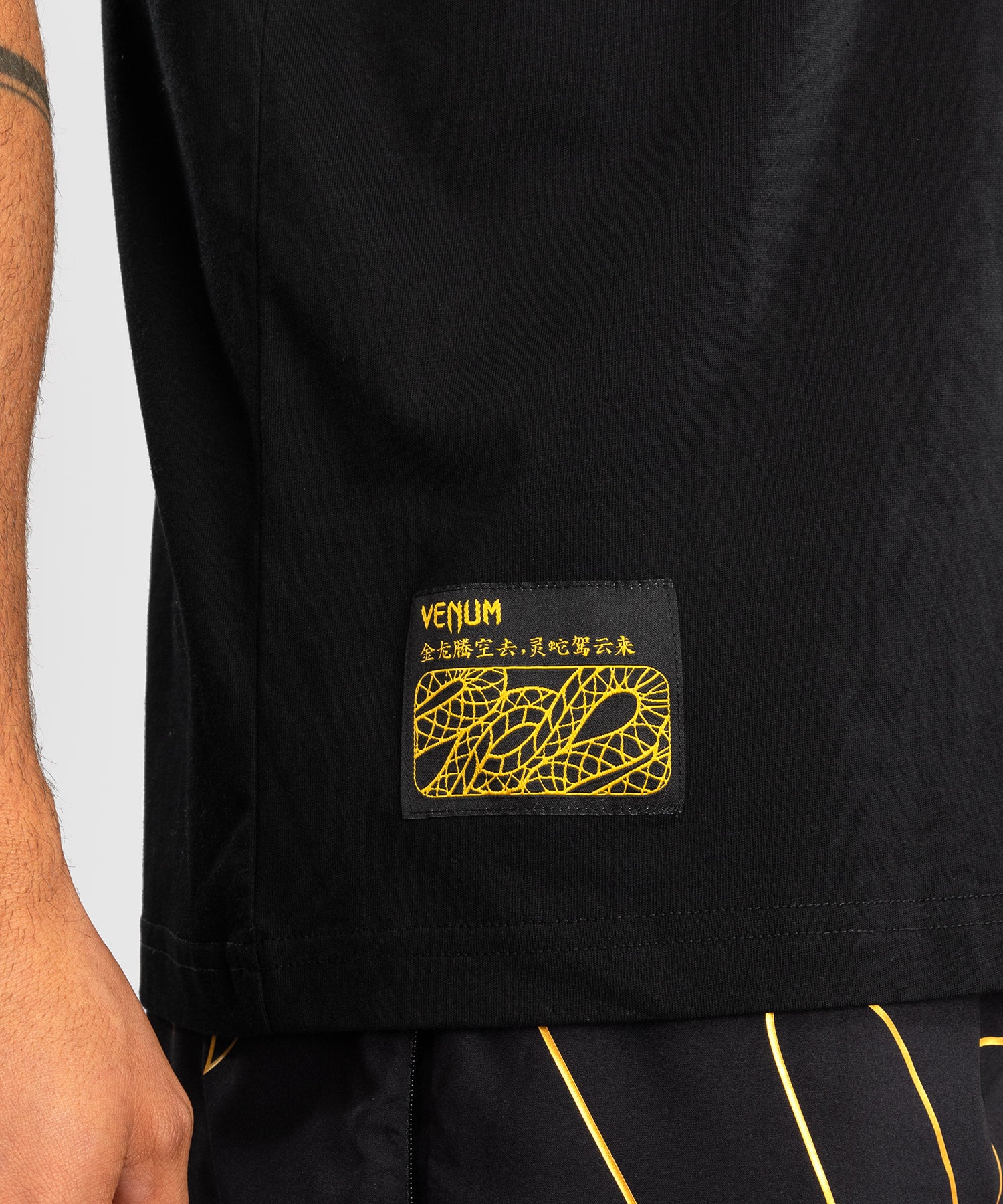 T-shirt Venum Serpenti – Noir/Argent/Or - Image 5