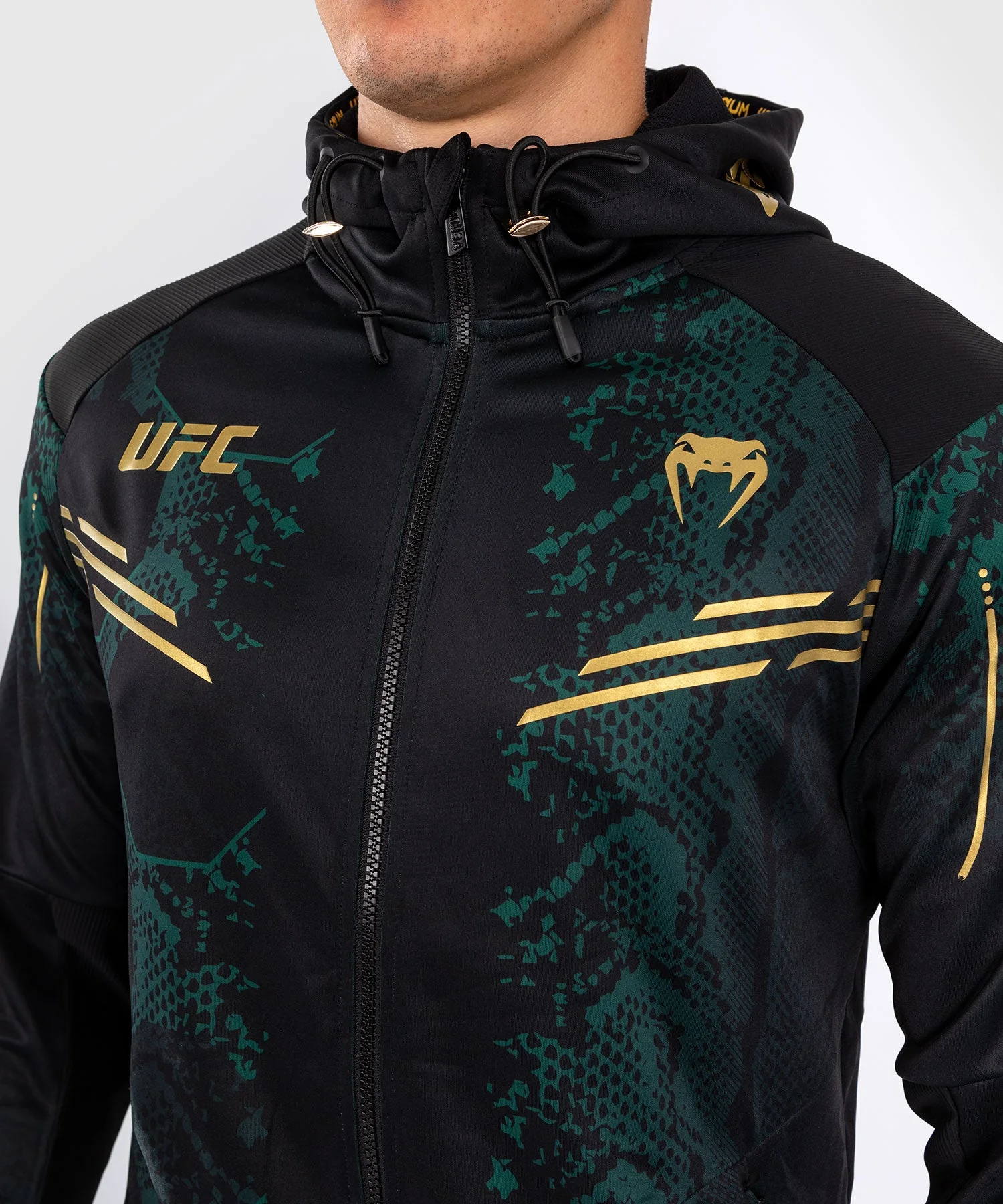 Veste à capuche pour Hommes UFC Adrenaline by Venum Authentic Fight Night - Emerald Edition - Vert/Noir/Or - Image 5